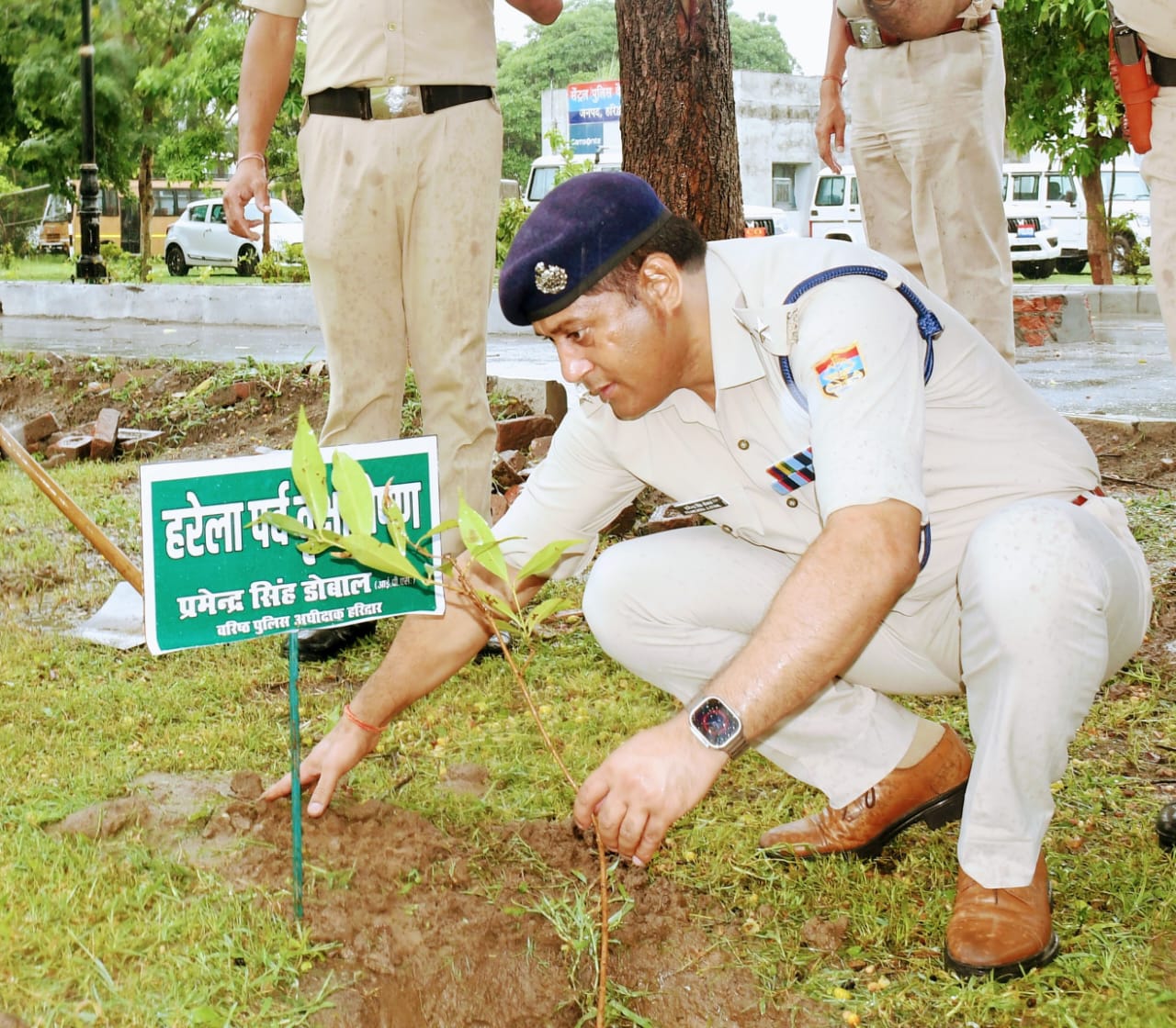 हरेला पर्व के अवसर पर एसएसपी हरिद्वार ने झमाझम बारिश में पुलिस लाइन परिसर में किया फलदार एवं छायादार वृक्ष का पौधारोपण  पर्यावरण संरक्षण में योगदान देने के लिए सभी जवानों को किया  प्रोत्साहित