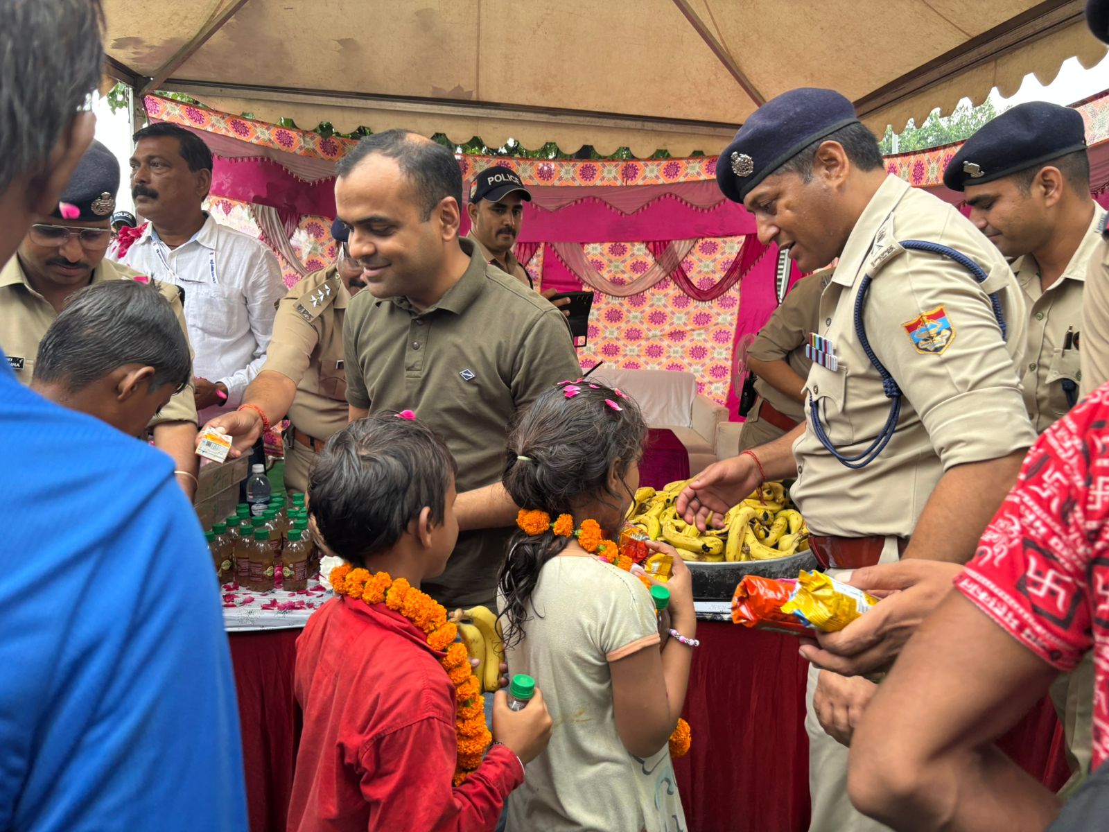 हरिद्वार डीएम/एसएसपी ने कावडियों पर पुष्प वर्षा कर फल वितरण किये फल,  भारी बारीश के बीच डीएम मयूर दीक्षित एवं एसएसपी प्रमेन्द्र सिंह डोबाल पुलिस ऑफिसर्स के साथ सिटी क्षेत्र एवं कांवड़ यात्रा मार्ग का किया भ्रमण।