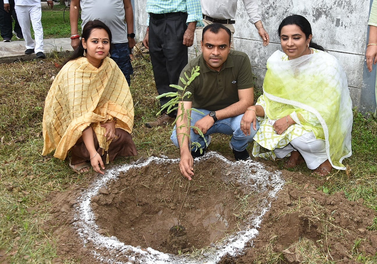हरेला पर्व पर जिलाधिकारी मयूर दीक्षित ने पत्नी संग रोशनाबाद जिला कार्यालय परिसर में तीन स्थानों पर किया पौधारोपण।  हरेला पर्व पर एक पेड़ मां के नाम अभियान के अन्तर्गत जनपद में 20 हजार पौधों का किया गया रोपण