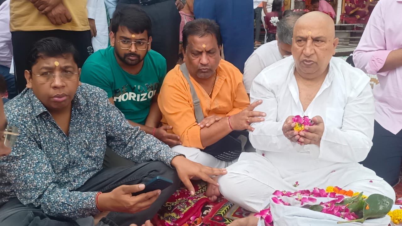 राज्यसभा सांसद नरेश बंसल ने हरकी पैड़ी पर माता स्वर्गीय परमेश्वरी देवी (पानो देवी) की अस्थियां की विसर्जित।