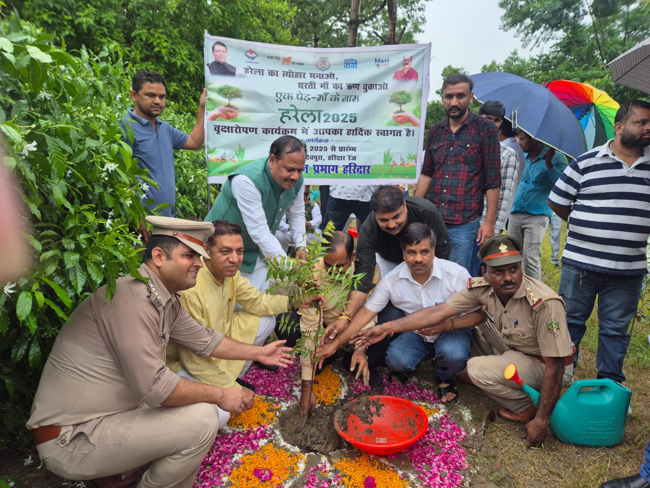  हरिद्वार वन प्रभाग की हरिद्वार रेंज के नगर वन देवपुरा अन्तर्गत “हरेला का त्योहार मनाओ, धरती माँ का ऋण चुकाओ”एक पेड़ माँ के नाम” थीम कार्यक्रम के अन्तर्गत विभिन्न प्रजाति के पौंधों यथा-जामुन, आंवला, कनेर, हरड, बहेडा आदि के 100 पौंधों का रोपण किया गया। 