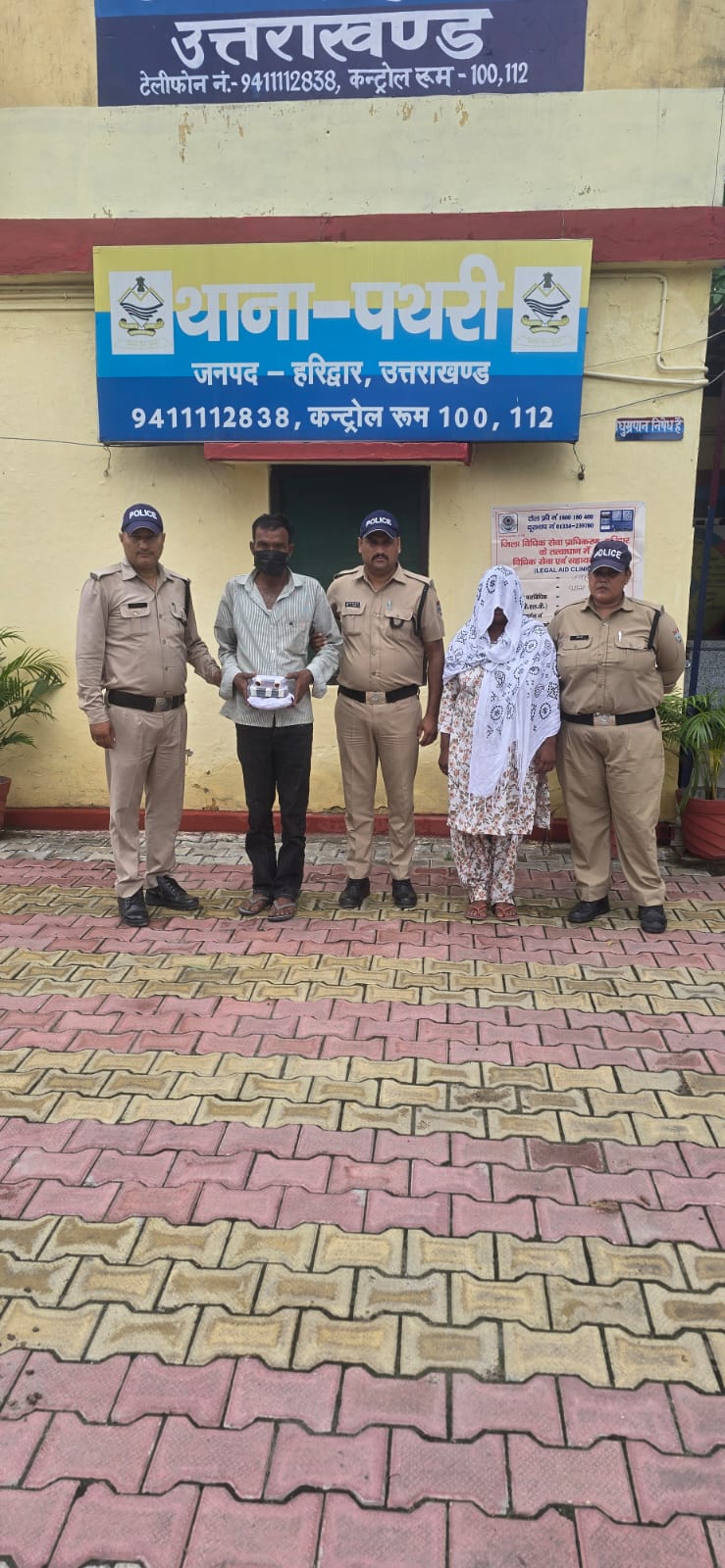 कप्तान प्रमेन्द्र सिंह डोबाल की अगुवाई में एक और सफलता  विवाहोत्तर संबंध एक बार फिर बने हत्या की वजह  ई-रिक्शा चालक हत्या प्रकरण में पत्नी व उसका कथित प्रेमी गिरफ्तार  गला घोंटकर की थी हत्या, आम के बाग में फेंका था शव  दूसरी शादी से भी असंतुष्ट महिला ने गांव में ही बनाया था प्रेमी