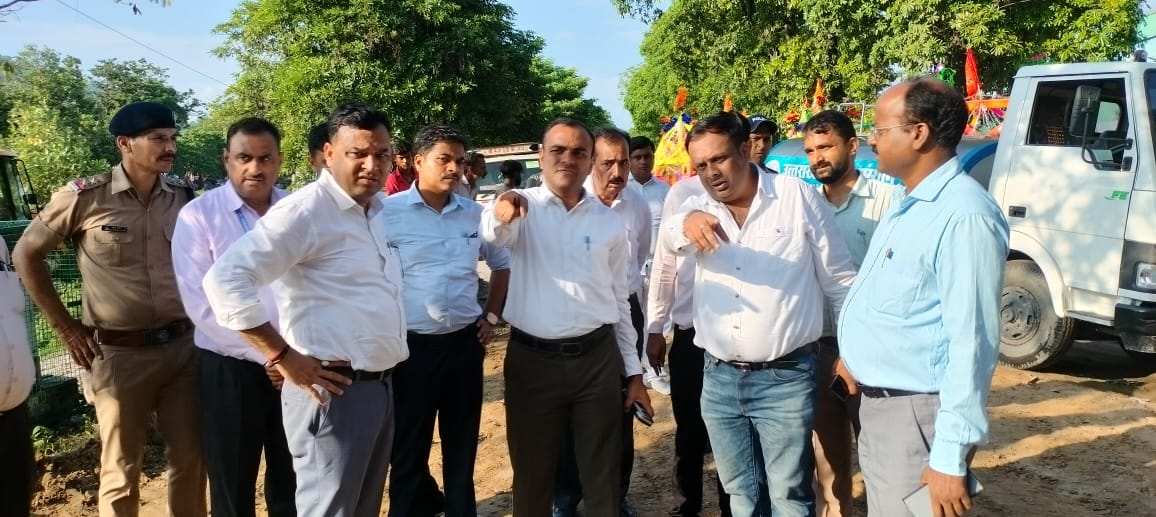 जिलाधिकारी मयूर दीक्षित व एसएसपी प्रमेंद्र सिंह डोबाल कावड़ मेले की व्यवस्थाओं की जानकारी लेते हुवे।  अच्छा कार्य करने वाले ड्यूटी पर तैनात कार्मिकों की स्वयं कर रहे हौंसला अफजाई