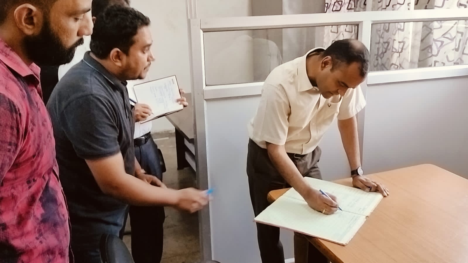 जिलाधिकारी मयूर दीक्षित ने जिला कार्यालय में स्थित कार्यालयों एवं पाटलों का किया औचक निरीक्षण  निरीक्षण के दौरान बिना अनुमति के अनुपस्थित पाए गए कार्मिकों को कारण बताओ नोटिस जारी करने के निर्देश