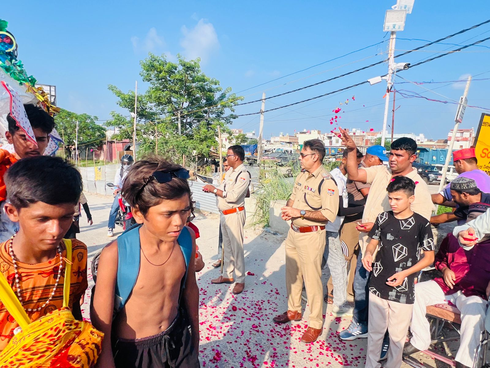 मुस्लिम समुदाय ने हरिद्वार पुलिस के साथ मिलकर शिवभक्तों पर की फूलों की वर्षा