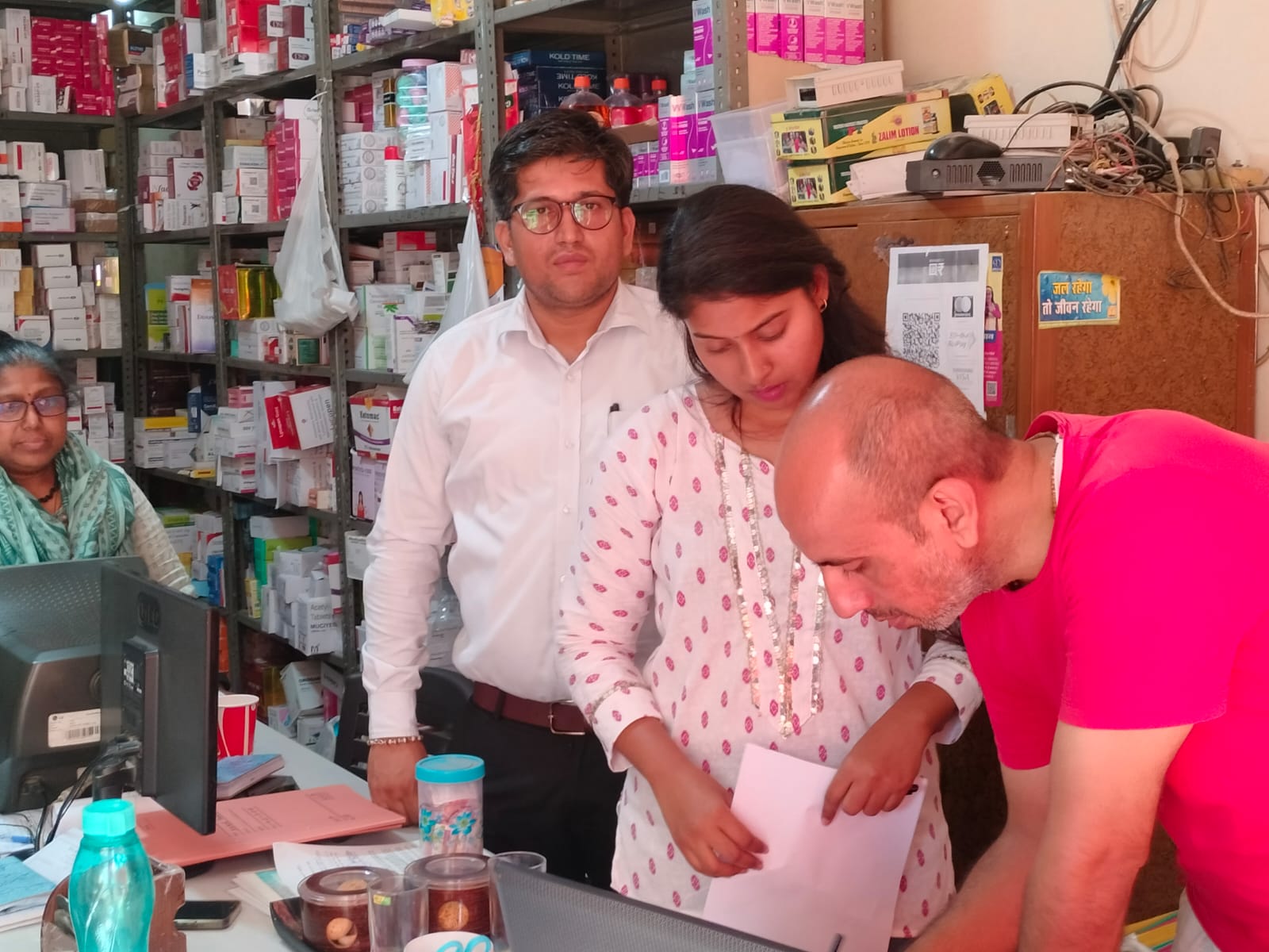  ड्रग्स इंस्पेक्टर अनीता भारती के नेतृत्व में, ड्रग्स इंस्पेक्टर हरीश सिंह एवं ड्रग्स इंस्पेक्टर मेघा की संयुक्त टीम द्वारा आर्य नगर, ज्वालापुर क्षेत्र के विभिन्न होलसेल विक्रेताओं पर औचक निरीक्षण किया गया
