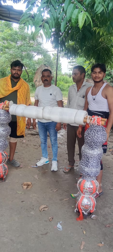 शिव भक्तों की कावड़ गंगा जल से भरे मटको की रस्सी टूटने से कावड़ खंडित होने से बचाई एसपीओ मिंटू कुमार नसीरपुर कला ने बचाया  मोके पर पहुँचकर कावड़ के मटको को अच्छे से बांधकर कावड़िये को अपने गंतव्य के लिए किया रवाना