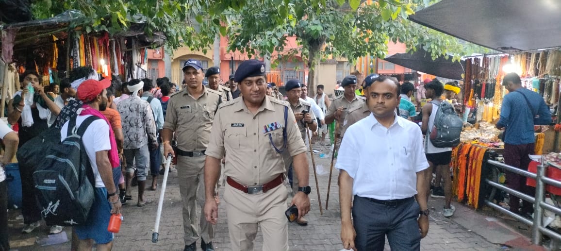 हरिद्वार कांवड़ यात्रा में उमड़ रहा है आस्था का सैलाब जिलाधिकारी मयूर दीक्षित एवं वरिष्ठ पुलिस अधीक्षक प्रमेंद्र सिंह डोबाल कांवड़ यात्रा को सुव्यवस्थित ढंग से संचालित करने के लिए कांवड़ यात्रा पर रख रहे है पैनी नजर।