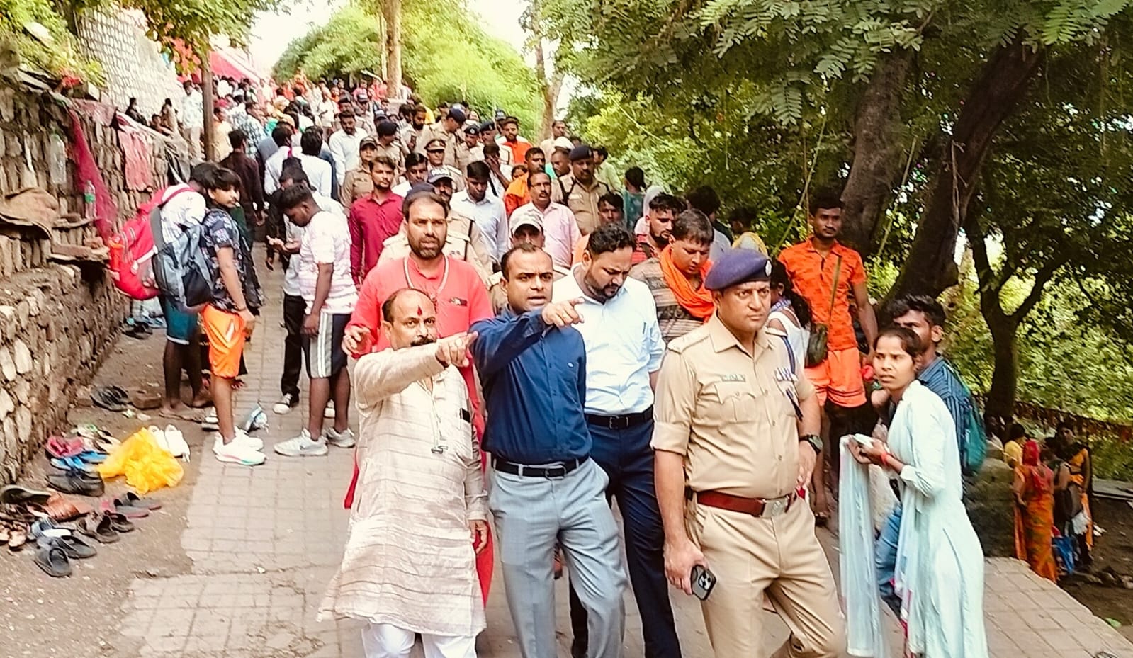  मुख्यमंत्री के निर्देशन में मानसा देवी व चण्डी देवी मन्दिर में श्रृदालुओं को समुचित व्यवस्था उपलब्ध कराये जाने के लिए जिलाधिकारी मयूर दीक्षित वरिष्ठ पुलिस अधीक्षक प्रमेन्द्र डोभाल ने स्थलीय निरिक्षण कर लिया व्यवस्थाओं का जायजा।