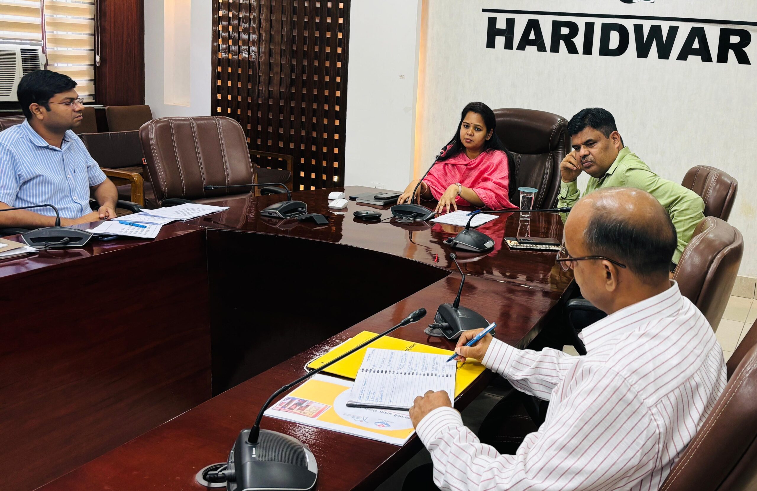 मुख्य विकास अधिकारी की अध्यक्षता में मुख्यमंत्री आदर्श ग्राम योजना के चयन के सम्बन्धित बैठक की गई जिसमे खण्ड विकास अधिकारियों को किया आदेशित।