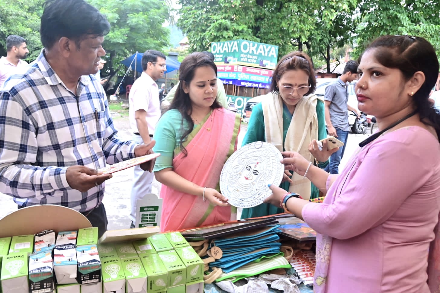 हरिद्वार में आकांक्षा हाट महिला सशक्तिकरण की ओर एक महत्वपूर्ण कदम  मुख्य विकास अधिकारी  श्रीमती आकांक्षा कोण्डे ने लिया आकांक्षा हाट का जायजा।  महिलाओं की हौसला अफजाई करते हुए उनके द्वारा तैयार किए जा रहे उत्पादों की बेहतर पैकेजिंग के दिए निर्देश।