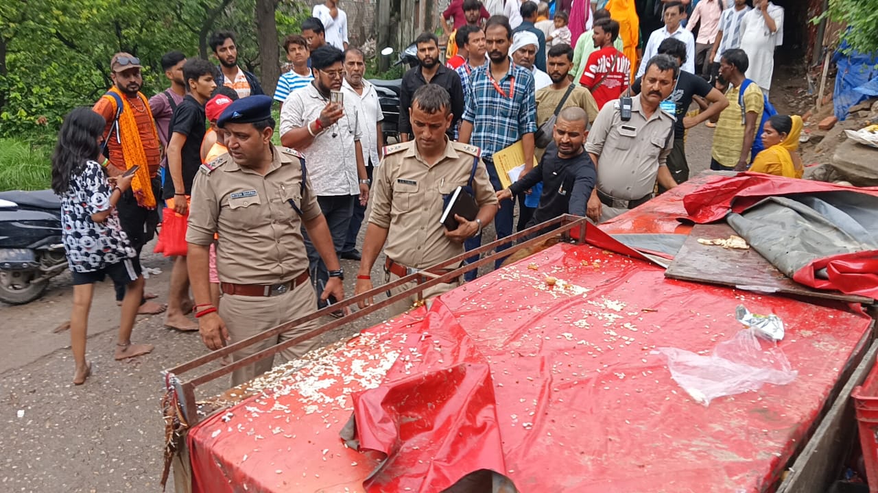 डीएम और एसएसपी के निर्देश पर चंडी देवी मंदिर के आस पास की दुकानों द्वारा अवैध अतिक्रमण पर हरिद्वार पुलिस की बड़ी कार्रवाई  पूर्व में नोटिस देने के बावजूद भी नहीं हटाया गया था अतिक्रमण  श्यामपुर पुलिस ने महिला सहित 05 के विरुध्द  किया अभियोग पंजीकृत