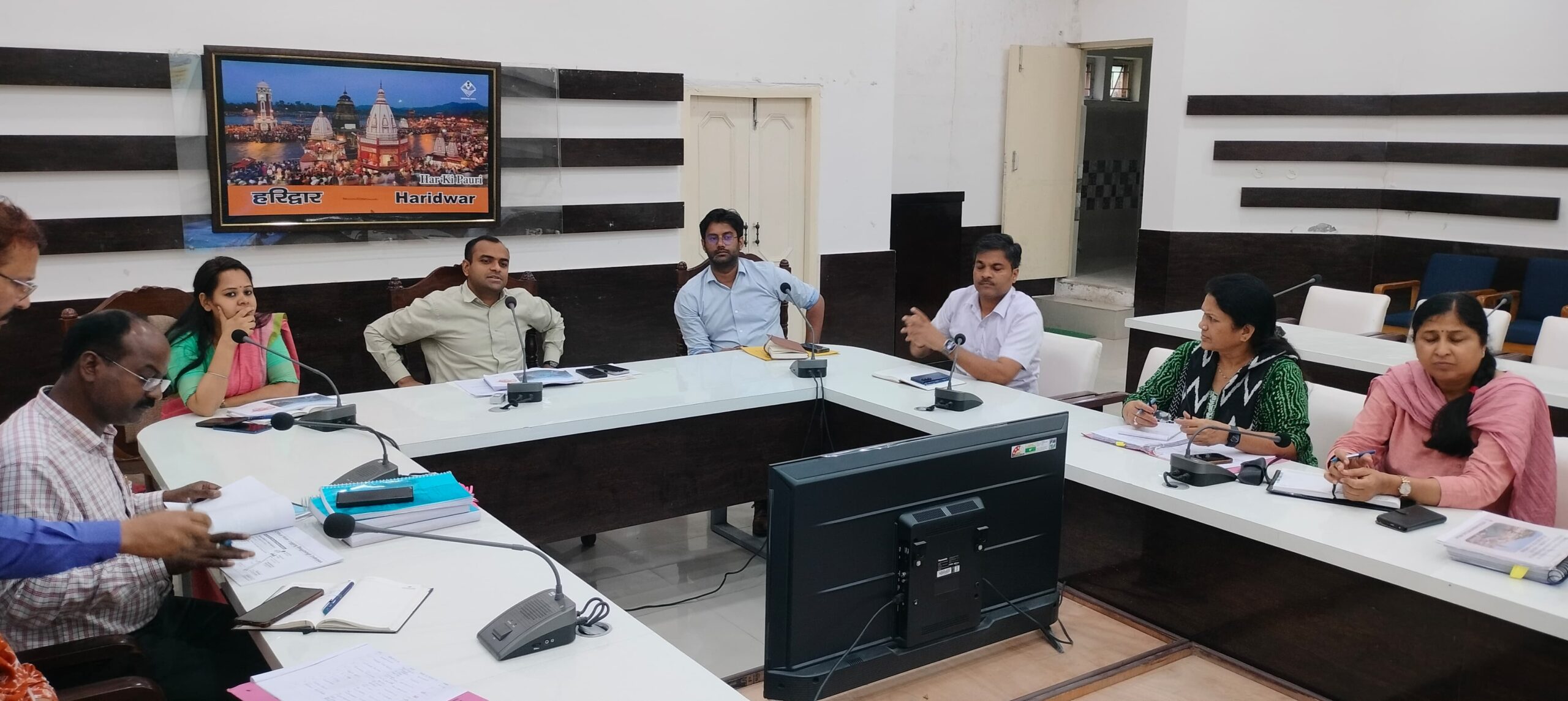 जिलाधिकारी मयूर दीक्षित की अध्यक्षता में जिला कार्यालय सभागार में बैठक आयोजित की गई। जिलाधिकारी ने संबंधित अधिकारियों को निर्देश दिए  जलभराव के क्षेत्रों में उचित प्रबंधन हेतु सिंचाई, भेल और नगर निगम को दिए सयुक्त निरीक्षण के निर्देश