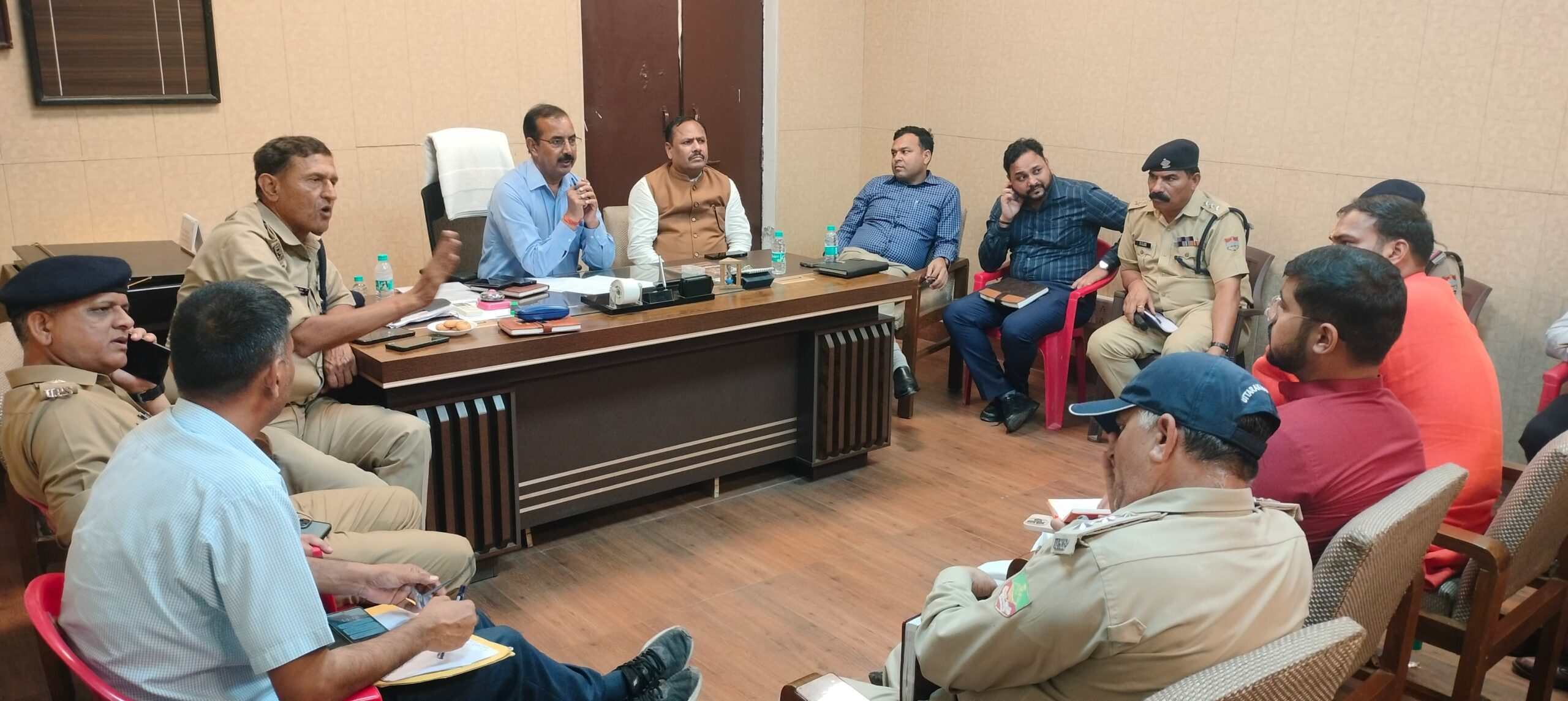 मुख्यमंत्री पुष्कर सिंह धामी के निर्देशन में श्रद्धालुओं की सुरक्षा के दृष्टिगत जिला प्रशासन तथा मां मनसा देवी मन्दिर ट्रस्ट के मध्यम एक महत्वपूर्ण बैठक अपर जिलाधिकारी प्रशासन फिंचाराम चौहान की अध्यक्षता व राज्यमंत्री ओम प्रकाश जमदग्नि की उपस्थिति में सिटी मजिस्ट्रेट कार्यालय में सम्पन्न हुई। 