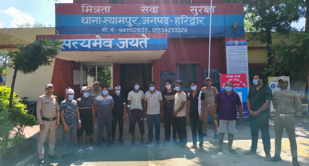 जमीन विवाद को लेकर हुए विवाद पर हरिद्वार पुलिस की कार्यवाही  ऑपरेशन लगाम के तहत पुलिस का एक्शन, मौके से 11 हुडदंगीयो को किया गिरफ़्तार  डण्डे व फावडें लेकर एक दूसरे से मारपीट पर आमादा थे दोनों पक्ष  लड़ाई झगड़े के बड़ी घटना में बदलने से पहले पुलिस की प्रिवेंटिव कार्यावाही