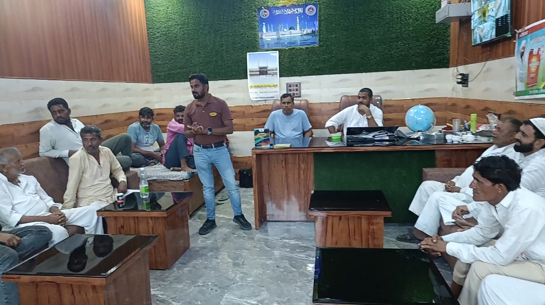 ब्लाक बहादराबाद की ग्राम पंचायत भगतनपुर आबिदपुर के इक्कड़ कला में पूर्व ग्राम प्रधान हारून के ओपीस पर धानुका एग्रीटेक लिमिटेड द्वारा किसान संगोष्ठी का आयोजन किया गया   जिसमे क्षेत्र के किसानों ने बड़ी संख्या में प्रतिभाग किया   गन्ना किसानों को रोग नियंत्रण और ड्रोन तकनीक पर दी गई जानकारी