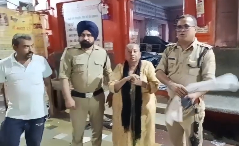 परिजनों से बिछुड़ी बुजुर्ग महिला को मिलाया उसके परिजनों से  परिजनों द्वारा हरिद्वार पुलिस का किया धन्यवाद