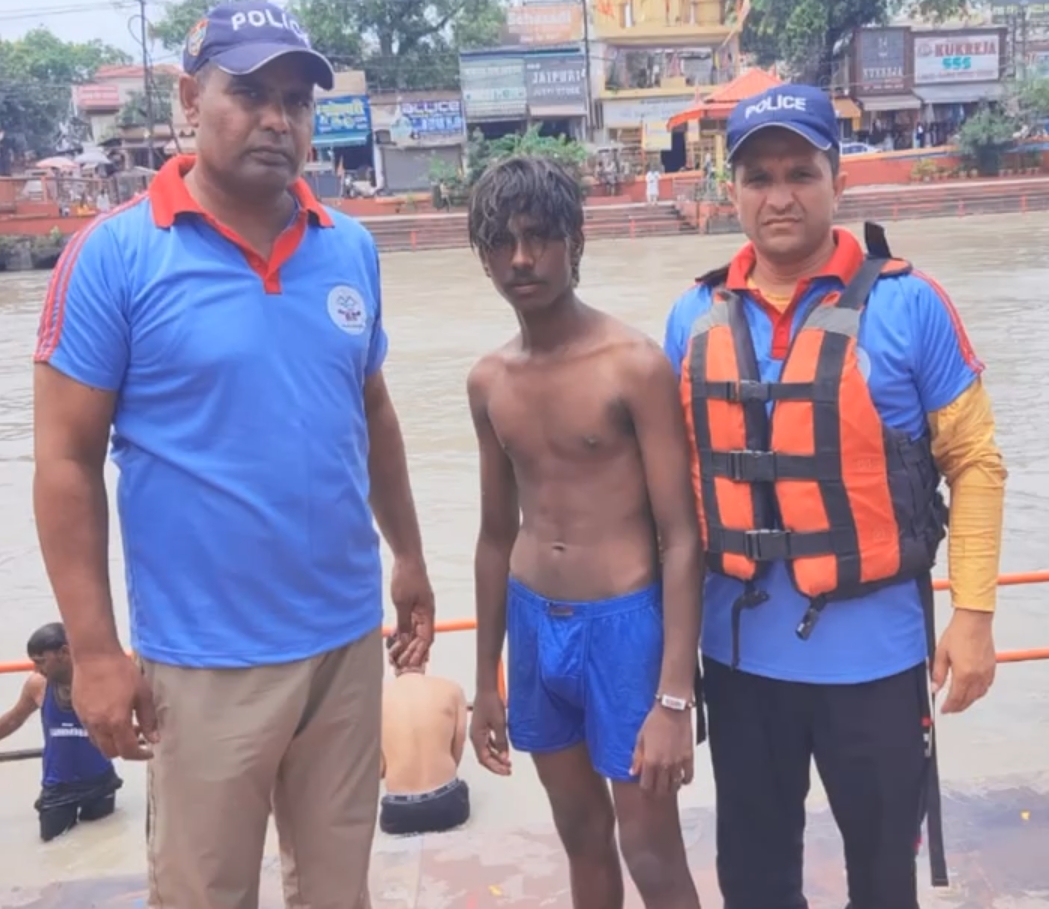 गंगा में बह रहे कांवड़िए सौरव को सकुशल बचाया  रेस्क्यू में शामिल जांबाज पुलिसकर्मी   सब-इंस्पेक्टर इखलाक मलिक  कांस्टेबल संतराम नेगी ने दिखाई बहादुरी पुलिस के कार्य काबिले तारीफ