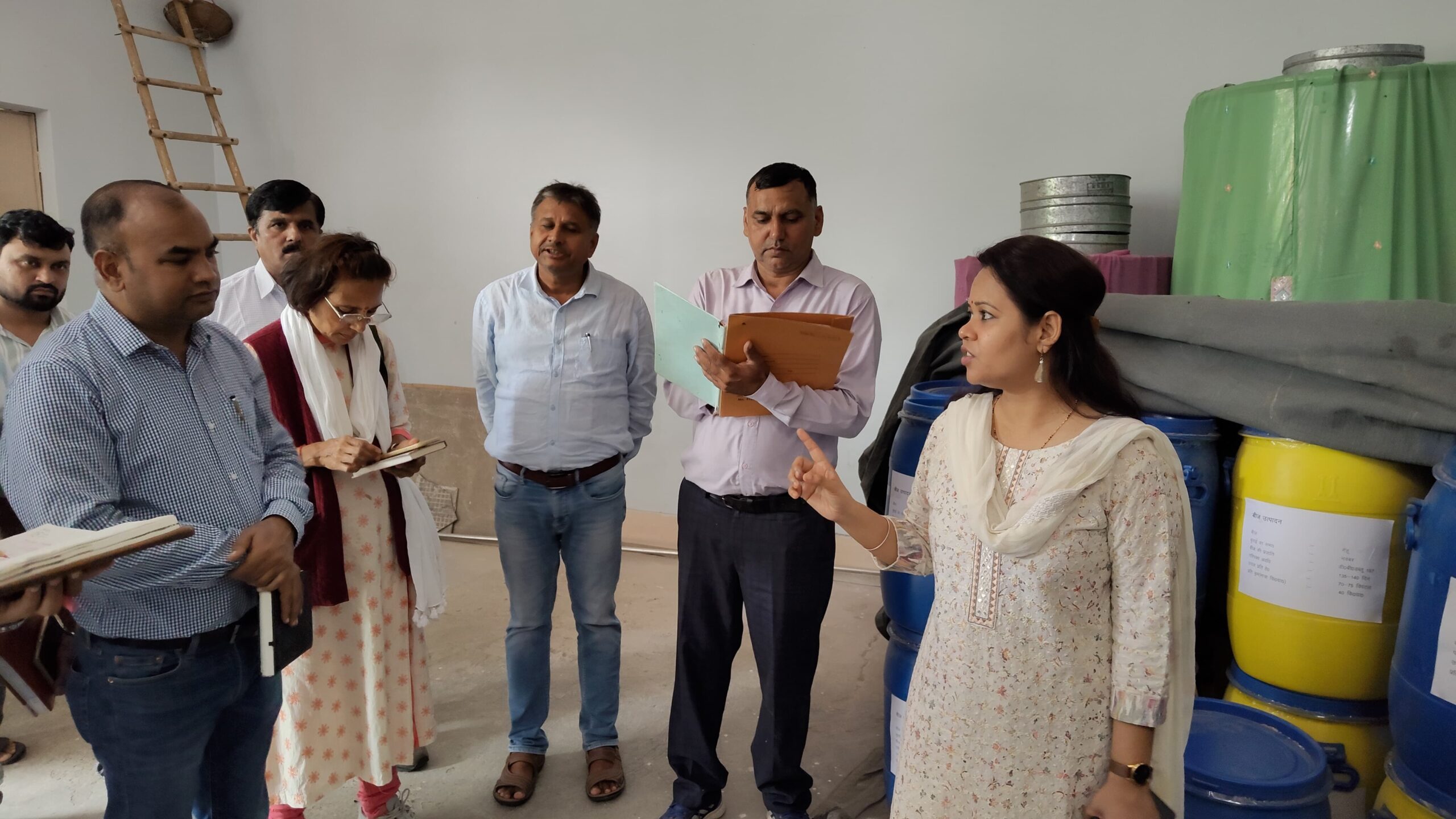 ग्रामोत्थान परियोजना के तहत स्थापित बीज बैंक का निरीक्षण