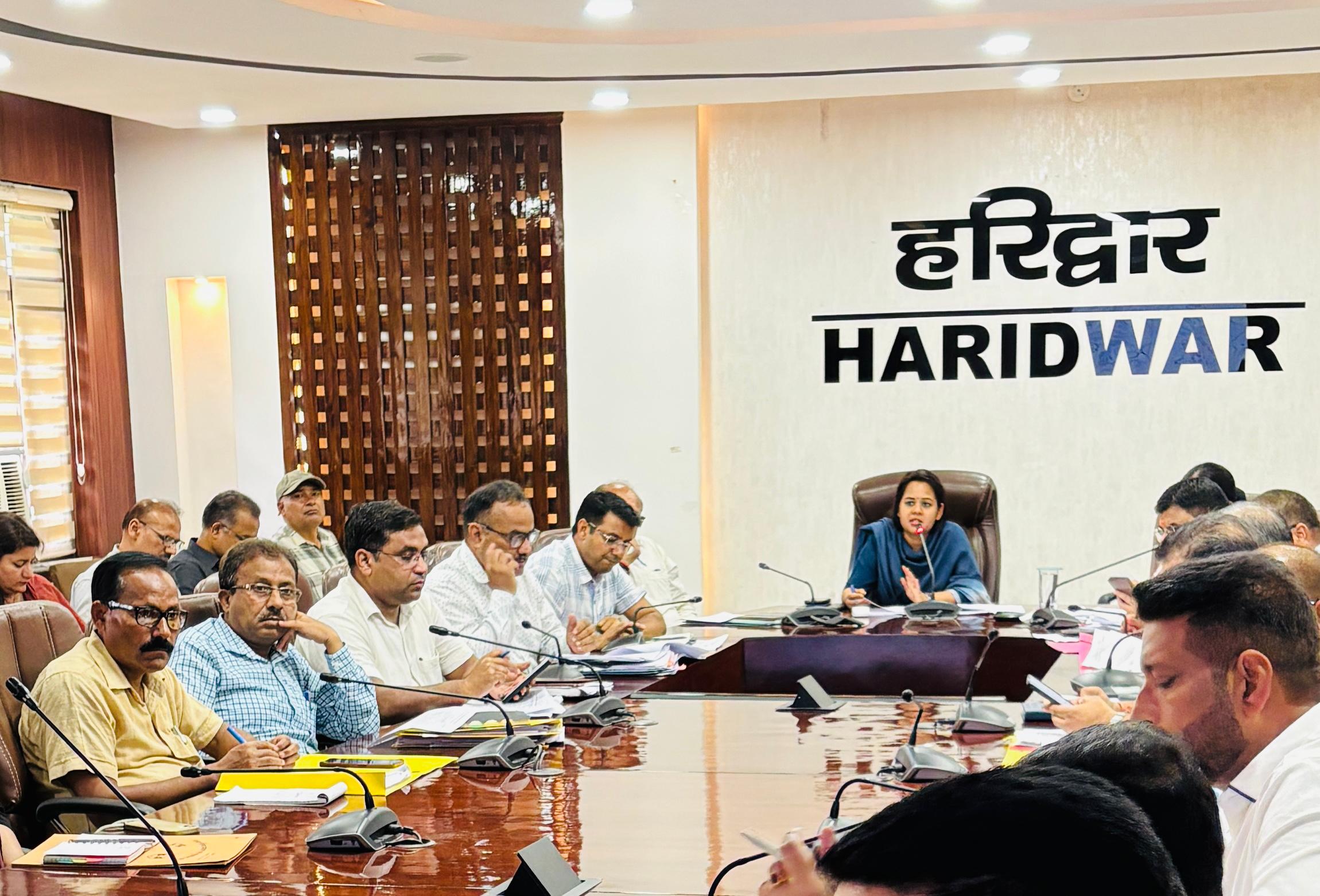 आयुक्त गढ़वाल मंडल विनय शंकर पाण्डेय की अध्यक्षता में वीडियो कांफ्रेंसिंग के माध्यम से  मण्डलीय विकास कार्यों की समीक्षा की गई । समीक्षा बैठक में जिन विभागों की प्रगति संतोषजनक नहीं पायी गयी, उनको आयुक्त द्वारा सख्त निर्देश दिये गये कि आगामी समीक्षा बैठक तक सभी विभाग अपेक्षित प्रगति लाना सुनिश्चित करें । जिन विभागों एवं अधिकारियों द्वारा विकास कार्यों को समयबद्ध पूर्ण करने में लापरवाही की जाएगी उनके खिलाफ कार्यवाही की जाएगी। 