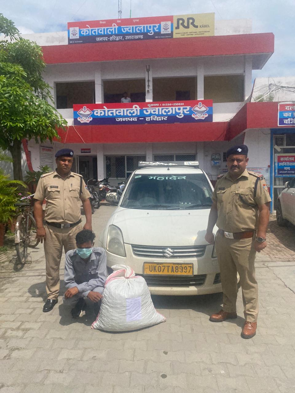 स्विफ्ट डिजायर कार से गांजे की तस्करी करते हुवे अभियुक्त तस्कर को ज्वालापुर पुलिस ने किया गिरफ्तार।  20 किलो से अधिक गाजा बरामद, तस्करी में प्रयुक्त कार जब्त