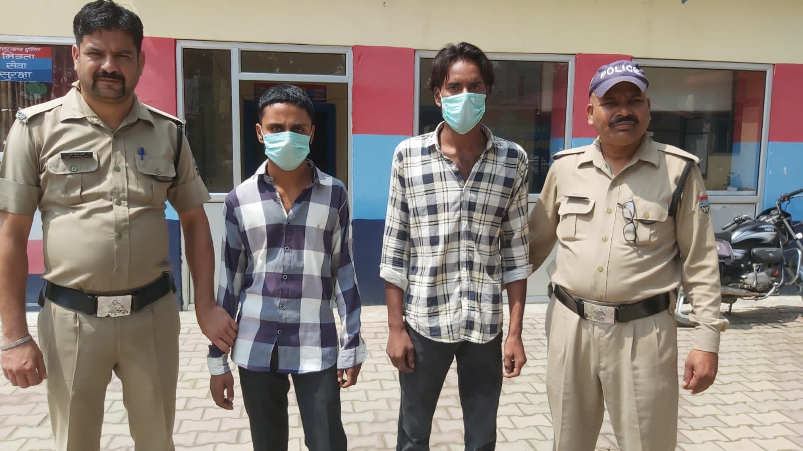 नकाबपोश बदमाशों द्वारा बाइक सवार दंपति पर हमला प्रकरण में हरिद्वार पुलिस को मिली सफलता  ₹01 लाख की सुपारी लेकर किया हमला , 02 बदमाश दबोचे, तमंचा बरामद  पुरानी रंजिश के चलते राजा ने नक़ाबपोश बदमाशों से कराया था सलमान पर हमला