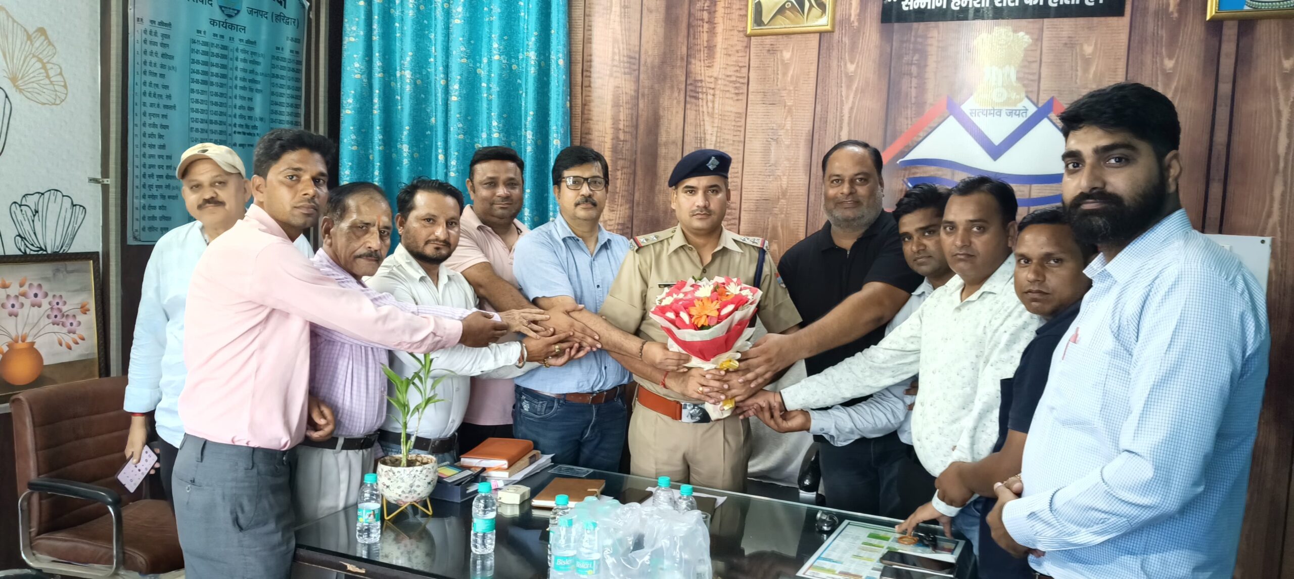 प्रेस क्लब बहादराबाद के पत्रकार साथियों ने थानाध्यक्ष बहादराबाद अंकुर शर्मा से की मुलाकात