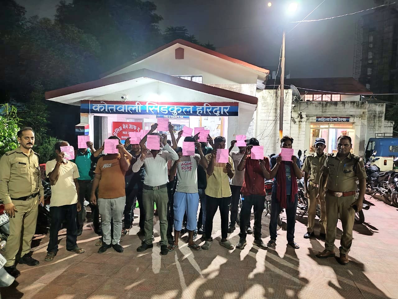 थाना सिडकुल पुलिस द्वारा सार्वजनिक स्थानों व ढाबों में बैठकर जाम छलकाने पर 24 यानी दो दर्जन लोगों के विरुध्द की कार्यवाही आगे से आप भी सावधान रहें अब आ गए है : नितेश शर्मा