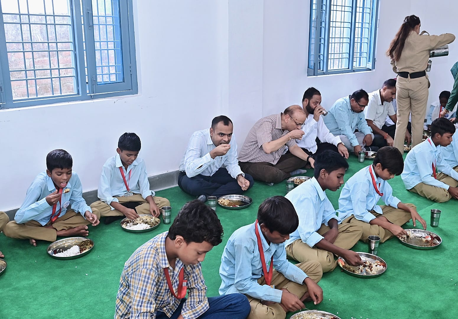 जिलाधिकारी मयूर दीक्षित ने राजकीय इंटर कॉलेज सलेमपुर महदूद का औचक निरीक्षण कर शिक्षा व्यवस्था का जायजा लिया  जिलाधिकारी व शिक्षा जिला अधिकारी ने छात्र छात्राओं के  संग बैठकर किया मध्याह्न भोजन