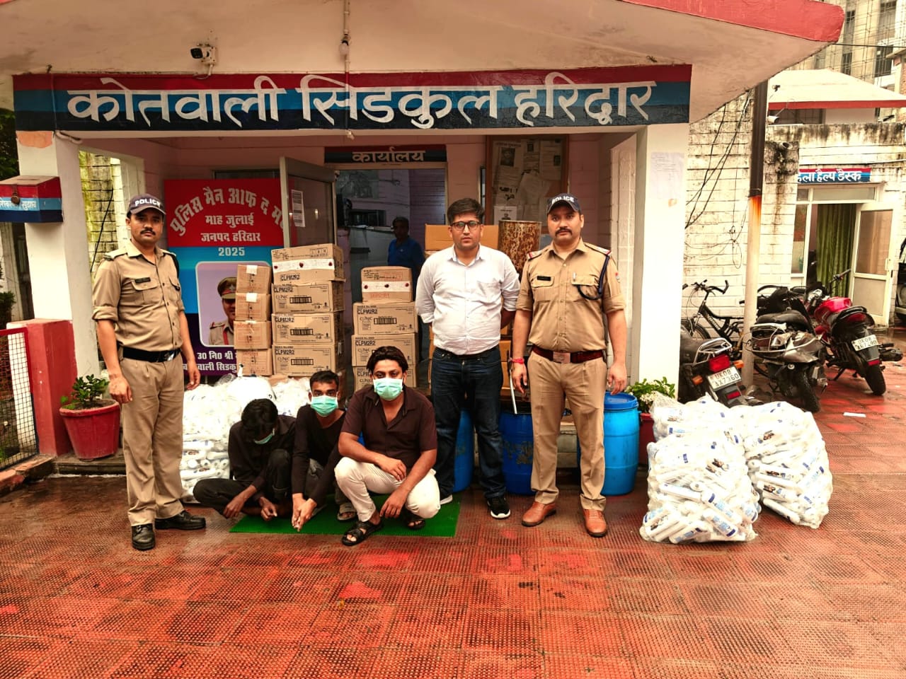 सिडकुल पुलिस की बड़ी कार्यवाही क्षेत्र में चल रही नकली शैम्पू फैक्ट्री का किया भांडाफोड़।  इसमें क्लिनिक प्लस शैंपू व सनसिल्क शैंपू ब्रांड के शैंपू बनाये जा रहे थे।    ड्रग्स इंस्पेक्टर हरिओम सिंह और पुलिस ने नकली शैम्पू की भारी खेप के साथ तीन आरोपियों को किया गिरफ्तार।  लछापेमारी में पुलिस ने 15 लाख रुपये के करीब की नकली शेम्पु की बरामद