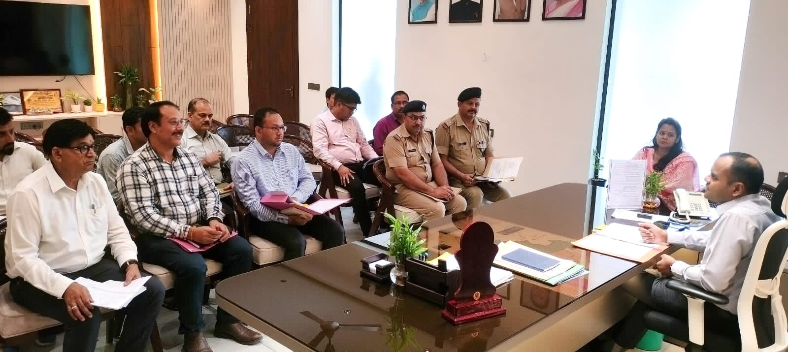 जनपद के अन्तर्गत संचालित स्कूल कॉलेज के निकट कोई भी तम्बांकू, गुटखा की दुकानें संचालित न हो जिलाधिकारी।  नशीले पदार्थ के विरूद्व संयुक्त रूप से छापेमार की कार्यवाही की जाए जिलाधिकारी