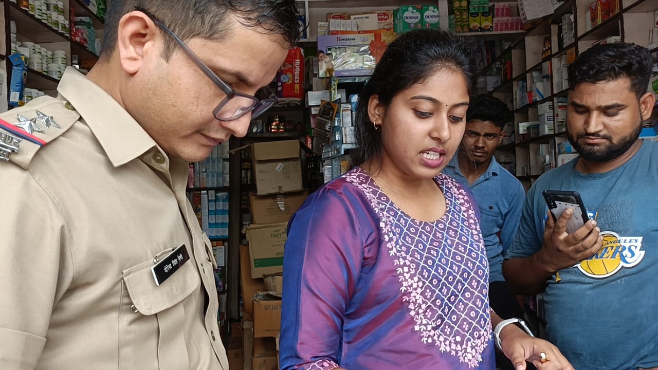 ड्रग्स इंस्पेक्टर सुश्री मेघा एवं लक्सर पुलिस के एस.आई. वीरेन्द्र सिंह नेगी के नेतृत्व में गठित संयुक्त टीम ने लक्सर क्षेत्र में विशेष छापेमारी अभियान चलाया।