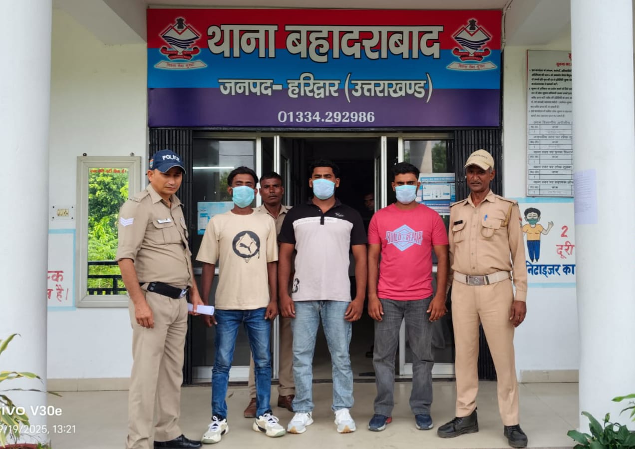  हुक्का गैंग के 03 आरोपी अभियुक्तो को बहादराबाद पुलिस ने किया गिरफ्तार।  हुक्का गैंग से जुडे अन्य युवको को किया जा रहा है चिन्हित  चिन्हिकरण के बाद हुक्का गैंग के विरूद्ध की जायेगी कठोर  कार्रवाई