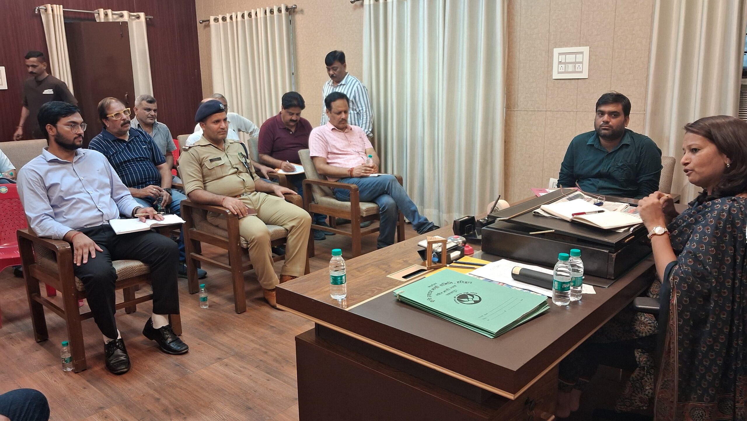 नगर मजिस्ट्रेट हरिद्वार कुश्म चौहान ने अवगत कराया उत्तराखण्ड लोक सेवा आयोग, हरिद्वार द्वारा आयोजित अपर निजी सचिव परीक्षा-2024 प्रथम चरण की अर्हकारी प्रकृति परीक्षा के अन्तर्गत हिन्दी (अनिवार्य) एवं अंग्रेजी (वैकल्पिक / अधिमानी) आशुलेखन परीक्षा का आयोजन एकल परीक्षा केन्द्र ज्ञानोदय लैब, परीक्षा भवन उत्तराखण्ड लोक सेवा आयोग, हरिद्वार (केन्द्र कोड 001) में 22 सितम्बर, 2025 से 16 अक्टूबर, 2025 तक संपन्न करायी जायेगी। 