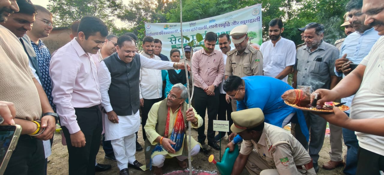 बैरागी कैंप स्थित नगर वन में आयोजित सेवा पर्व 2025  के अवसर पर एक पेड़ मां के नाम वृक्षारोपण कार्यक्रम में हरिद्वार सासंद त्रिवेंद्र सिंह रावत,राज्यमंत्री ओमप्रकाश जमदग्नि ने वृक्षारोपण किया।
