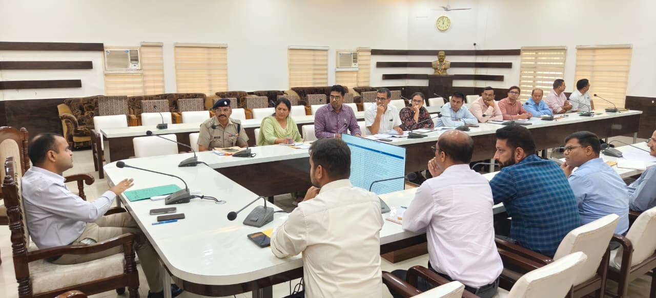 वाहन चालक हो जाए सावधान नियमों का पालन न करने पर घर पहुंचेगा ई चालान।  सड़क दुर्घटनाओं को कम करने के लिए सड़क सुरक्षा नियमों का पालन किया जाए 