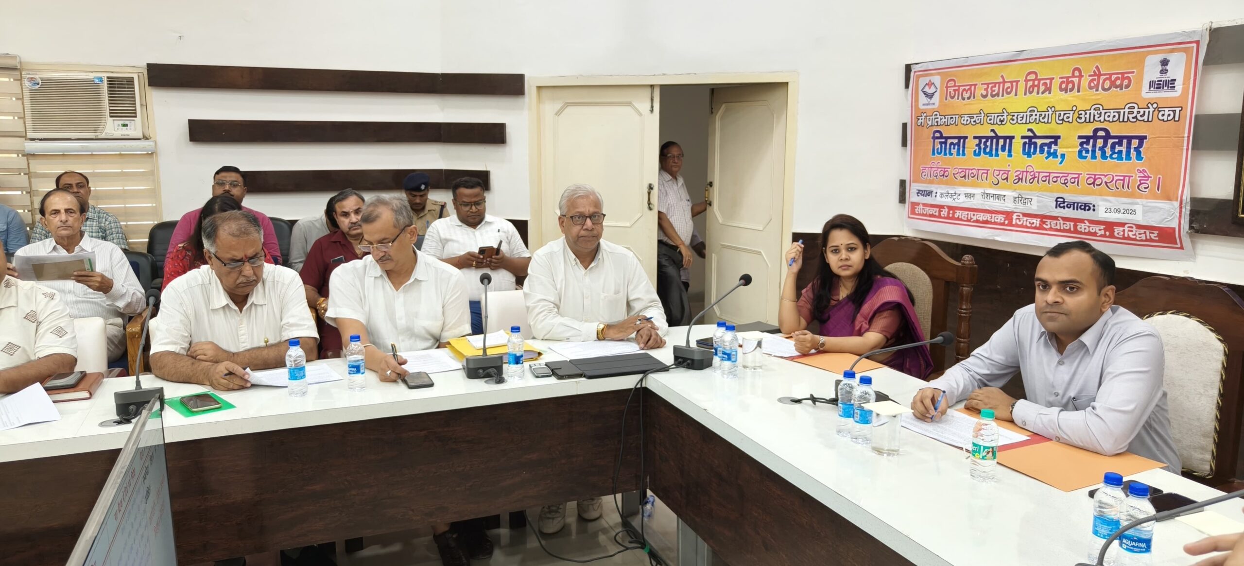 जिलाधिकारी मयूर दीक्षित की अध्यक्षता में मंगलवार को जिला स्तरीय उद्योग मित्र की बैठक जिला सभागार में सम्पन्न हुई।