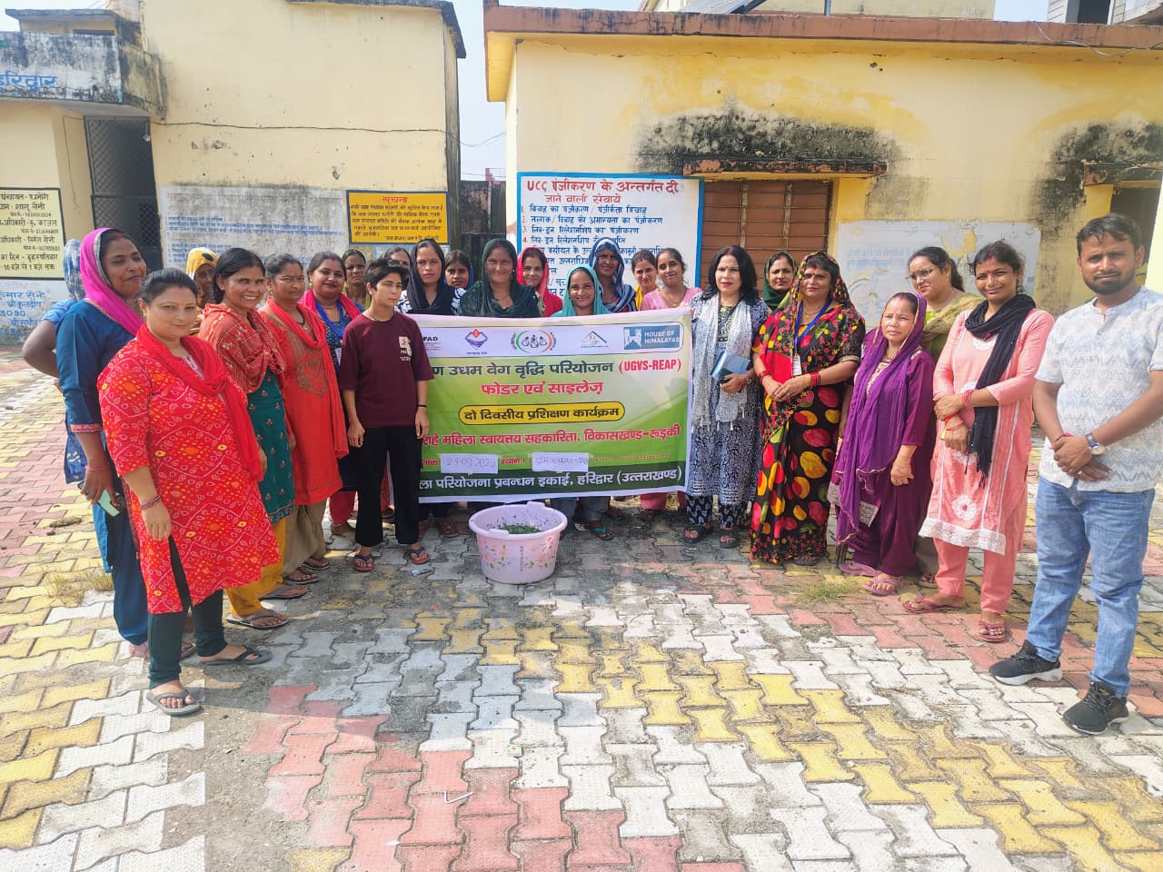हरिद्वार। मुख्य विकास अधिकारी श्रीमती आकांक्षा कोण्डे के निर्देशन में  ग्राम पंचायत धनौरी ब्लॉक रूड़की में संपन्न हुआ। कार्यक्रम में कुल 22 पशुपालक महिलाओं* ने सक्रिय रूप से भाग लिया।