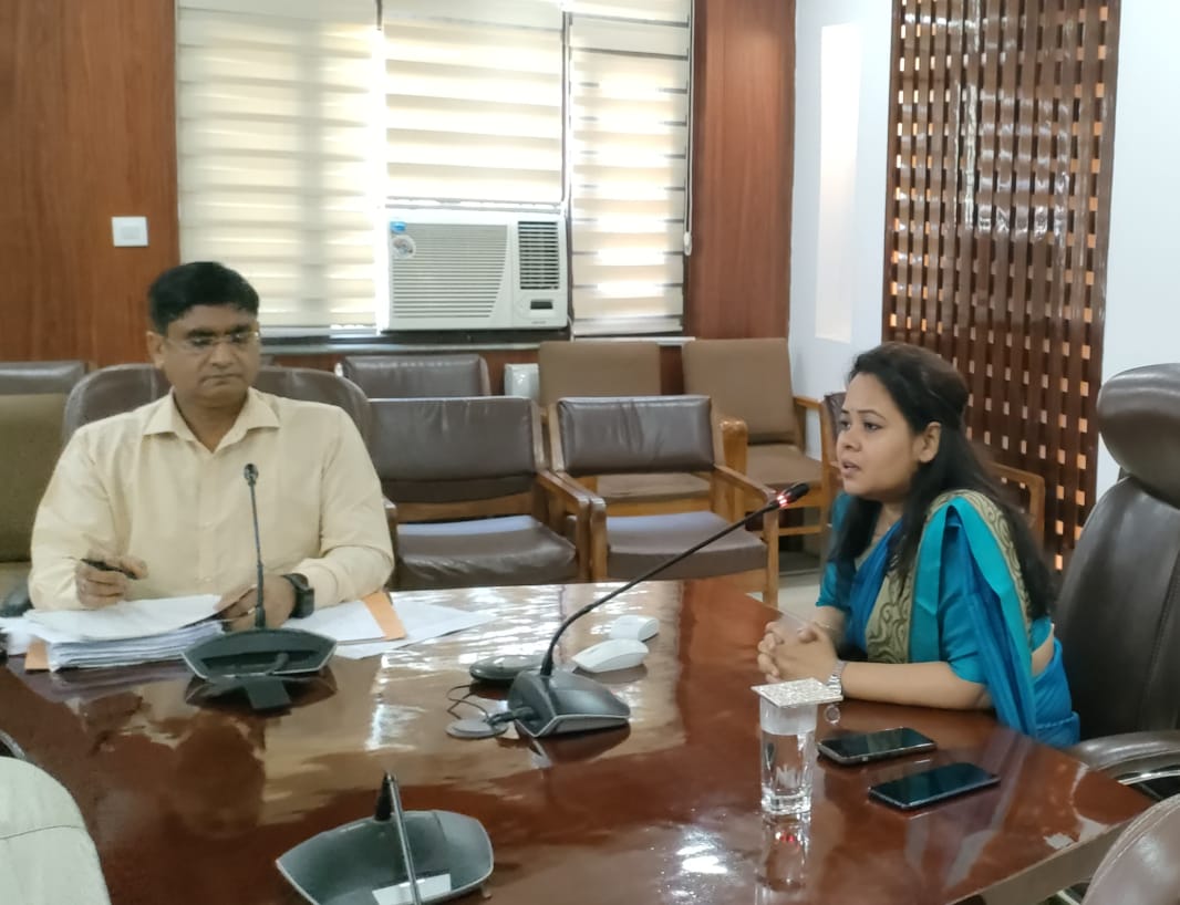 विकास खण्ड बहादराबाद के कार्यों की समीक्षा, कार्य पूर्ण होने के बावजूद पोर्टल पर अपलोड न करने पर।   मुख्य विकास अधिकारी आकांक्षा कोण्डे ने अधिकारीयो को लगाई फटकार