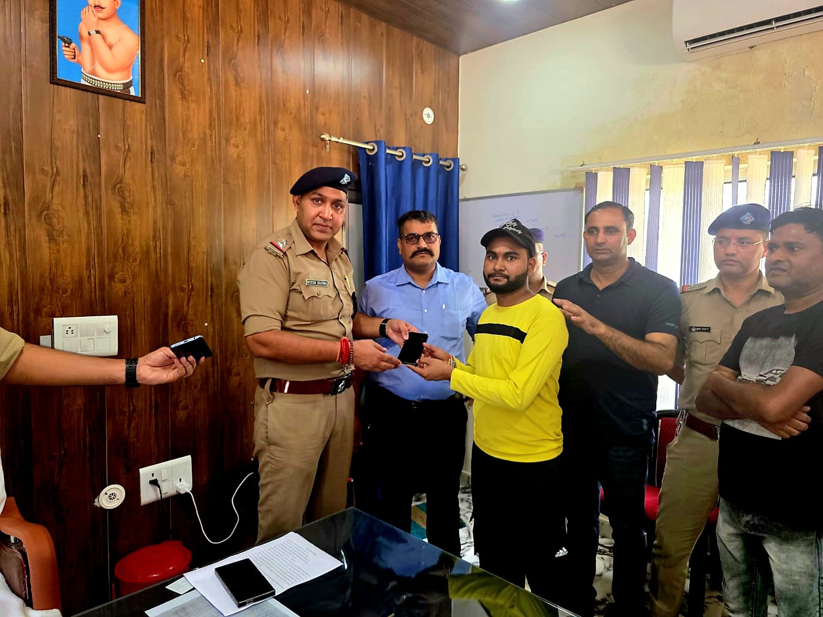 ऑपरेशन रिकवरी के तहत हरिद्वार पुलिस को मिली बड़ी कामयाबी  एसएसपी के नेतृत्व में हरिद्वार पुलिस ने ढूंढ निकाले लगभग 06 दर्जन खोए फ़ोन  खोए मोबाइल मिलने की आस खो बैठे मोबाइल स्वामियों के चेहरे की लौटाई रौनक़  ₹14 लाख से अधिक कीमती कुल 70 मोबाइल किए बरामद