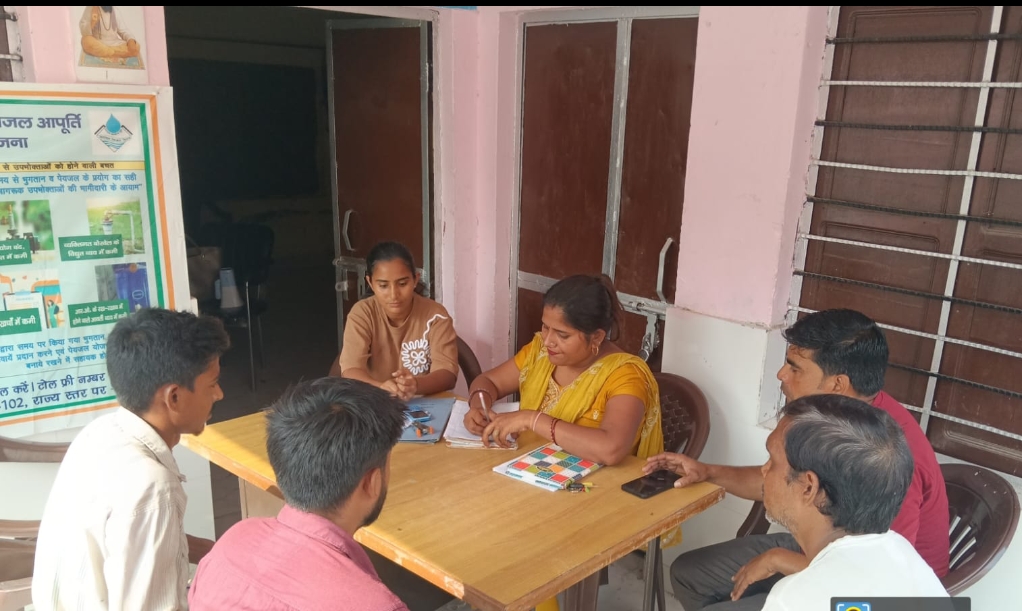 बहादराबाद। रविवार को कस्बा बहादराबाद के रविदास मंदिर पर पानी का बिल जमा करने का कैंप लगाया जिससे कुछ ही लोगों ने अपना पानी का बिल जमा किया। वर्ल्ड बैंक परियोजना हरिद्वार के अधिशासी अभियंता शशि भूषण शाह ने बिल जमा करने की अपील की।