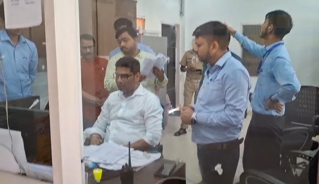 एआरटीओ निखिल शर्मा ने आज रोशनाबाद स्थित कार्यालय परिसर, फिटनेस सेंटर एवं वाहन डीलरशिप का औचक निरीक्षण किया गया।            इस दौरान कार्यालय व्यवस्था को और अधिक अनुशासित व पारदर्शी बनाने हेतु कई महत्त्वपूर्ण निर्देश दिए गए।