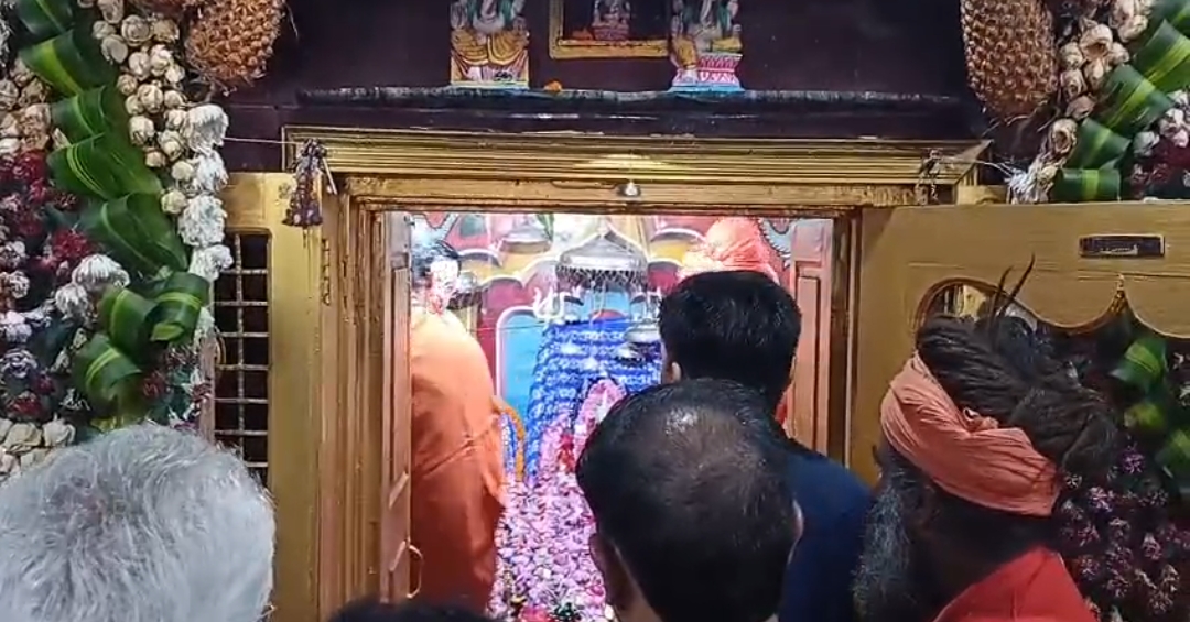 मुख्यमंत्री पुष्कर सिंह धामी ने मां भगवती का पूजन किया, इसके साथ ही यज्ञ में आहुति देकर छड़ी का पूजन कर अपने कंधे पर मां माया देवी मंदिर की परिक्रमा कर  इसकी शुरुआत की।