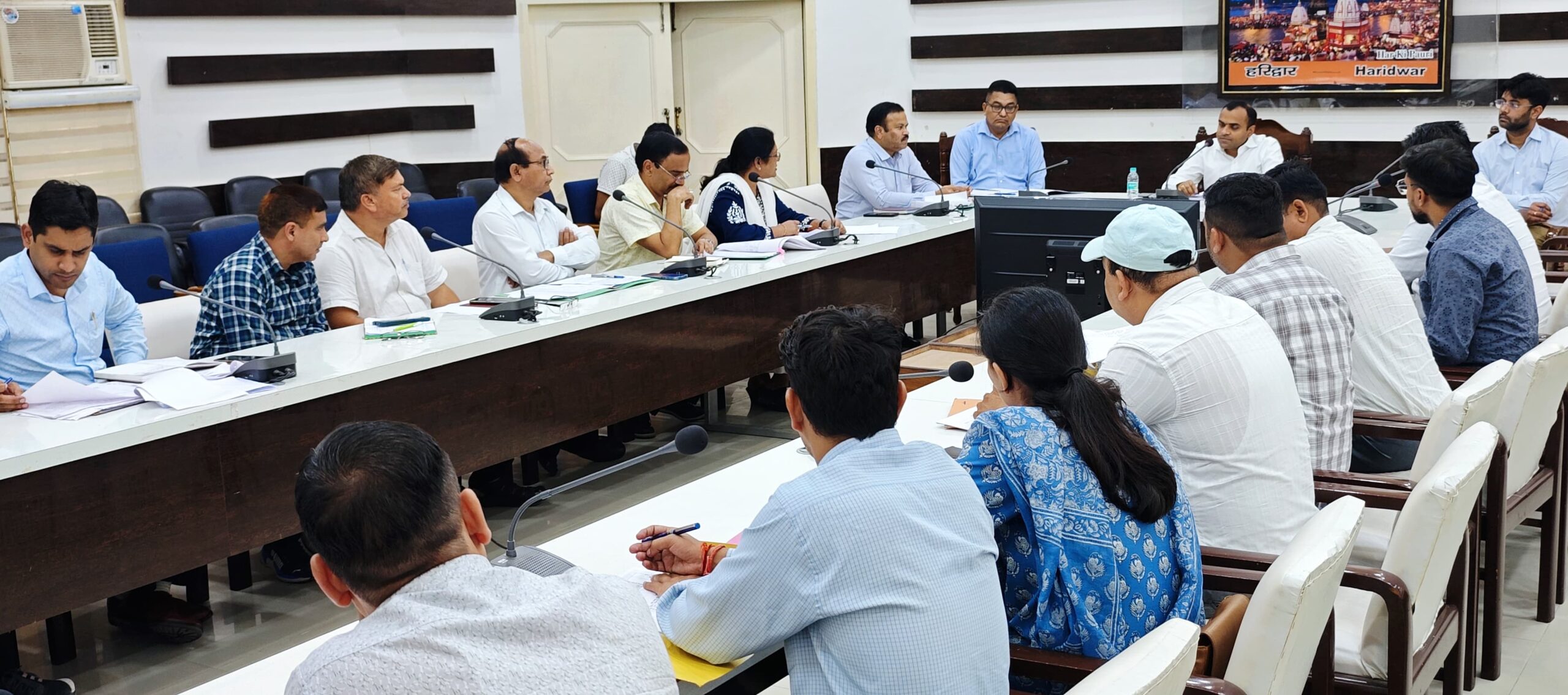 गन्दगी फैलाने, सार्वजनिक स्थानों पर थूकने वालों के विरुद्ध हो कार्यवाही। डीएम  पॉलीथिन एवम् सिंगल यूज़ प्लास्टिक के विरुद्ध चलाया जाए सघन चैकिंग अभियान। डीएम  आवारा पशुओं की समस्या पर दें विशेष ध्यान। डीएम