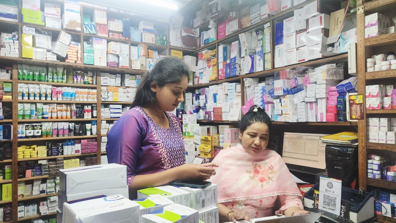 अपर आयुक्त फूड सेफ्टी एंड ड्रग एडमिनिस्ट्रेशन, उत्तराखंड के निर्देशों क्रम में,मेडिकल स्टोरों का टीम द्वारा  औचक निरीक्षण किया गया।  ड्रग इंस्पेक्टर अनिता भारती ने बताया कि 03 दिनों में कुल 23 कफ सिरप के नमूने गुणवत्ता जांच हेतु लिए जा चुके हैं  एवं आगे भी ये कार्यवाही जारी रहेगी।
