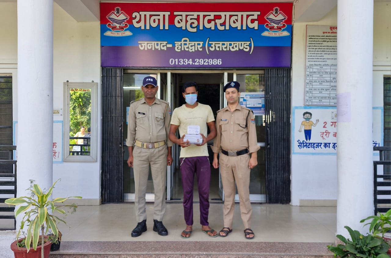  30 ग्राम अवैध स्मैक व इलैक्ट्रोनिक तराजू के साथ आरोपी अभियुक्त को बहादराबाद पुलिस ने किया गिरफ्तार। 