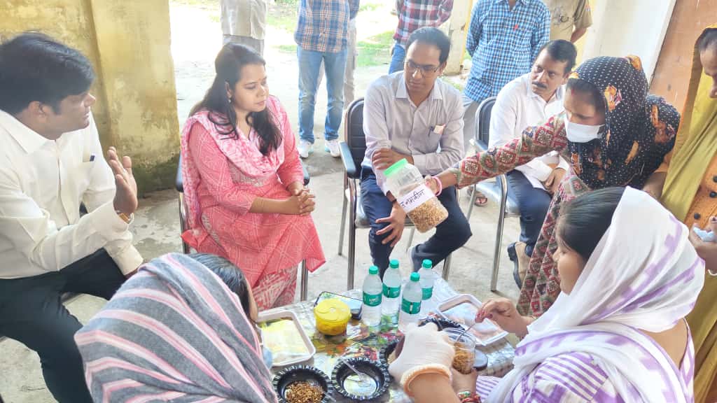 मुख्य विकास अधिकारी ने किया भगवानपुर के ‘प्रकाशमय सीएलएफ’ का भौतिक निरीक्षण, चिप्स और नमकीन उत्पादन को सराहा