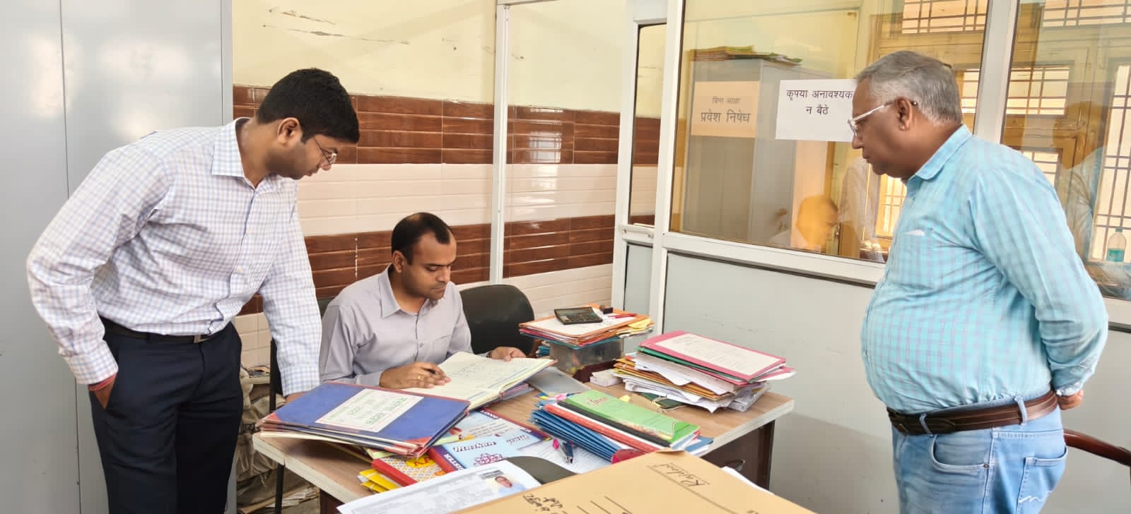 जिलाधिकारी मयूर दीक्षित ने विकास खंड बहादराबाद का किया औचक निरीक्षण मचा हड़कम्प।