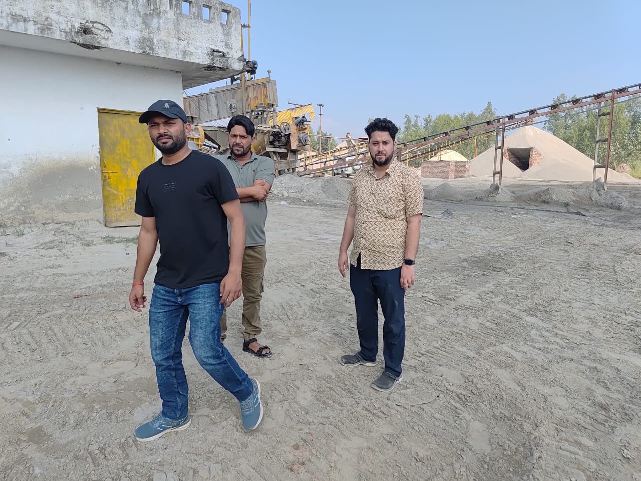 जिलाधिकारी मयूर दीक्षित के निर्देश पर अवैध खनन के विरुद्ध लगातार कार्यवाही जारी।  एक स्टोन क्रेशर संचालक/मालिक के विरुद्ध मुकदमा दर्ज क्योकि क्रेशर सील होने के बावाजूद सील तोड़कर दुबारा अवैध तरीके से संचालित किया गया। पुनः सील किया गया।
