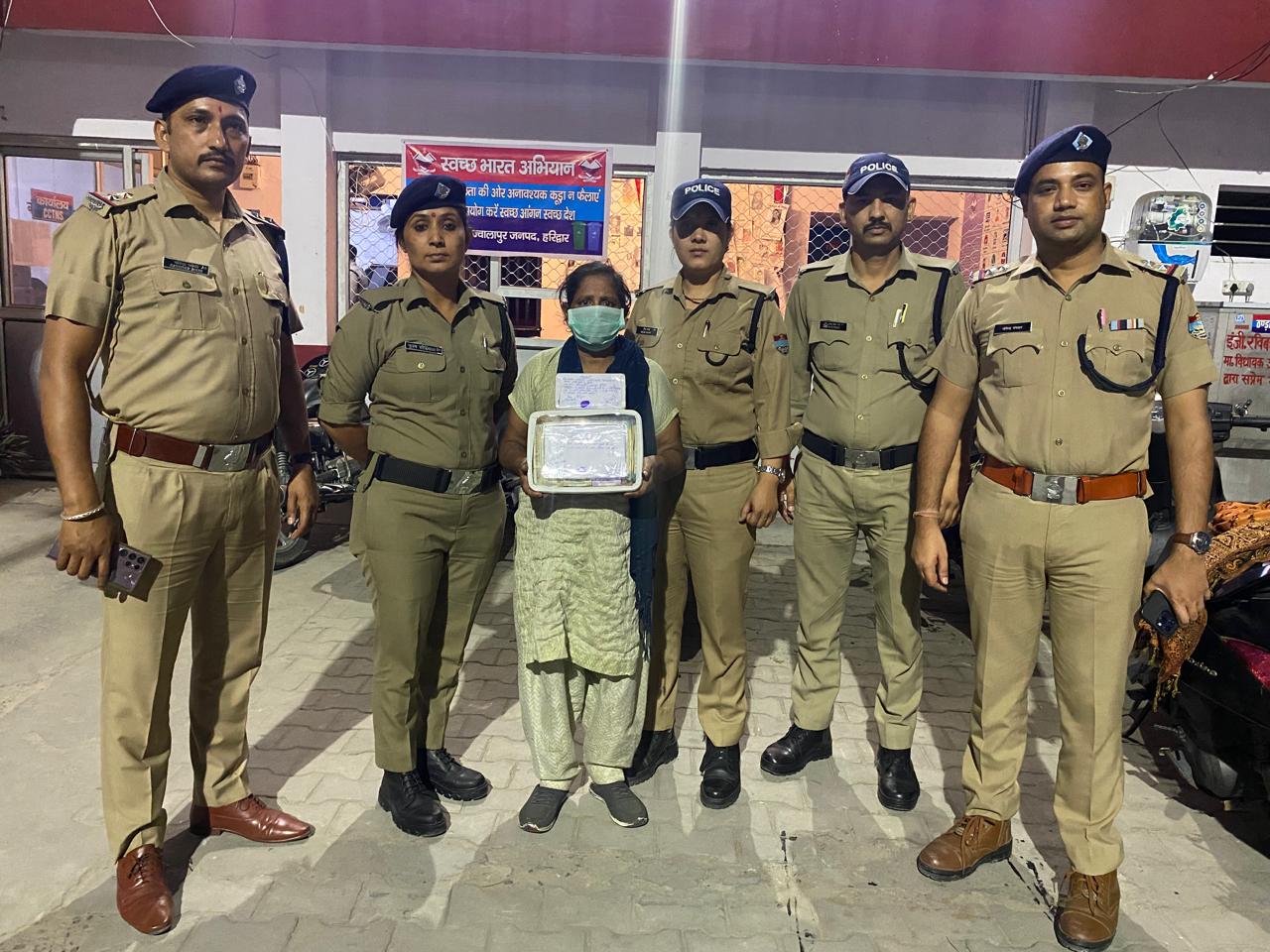ज्वालापुर पुलिस ने नौकरानी द्वारा घर के अंदर से की गई चोरी का कुछ ही घंटों में किया खुलासा।  चोरी की कुल ₹6,24,000/- नगद व सोने-चांदी के आभूषण बरामद